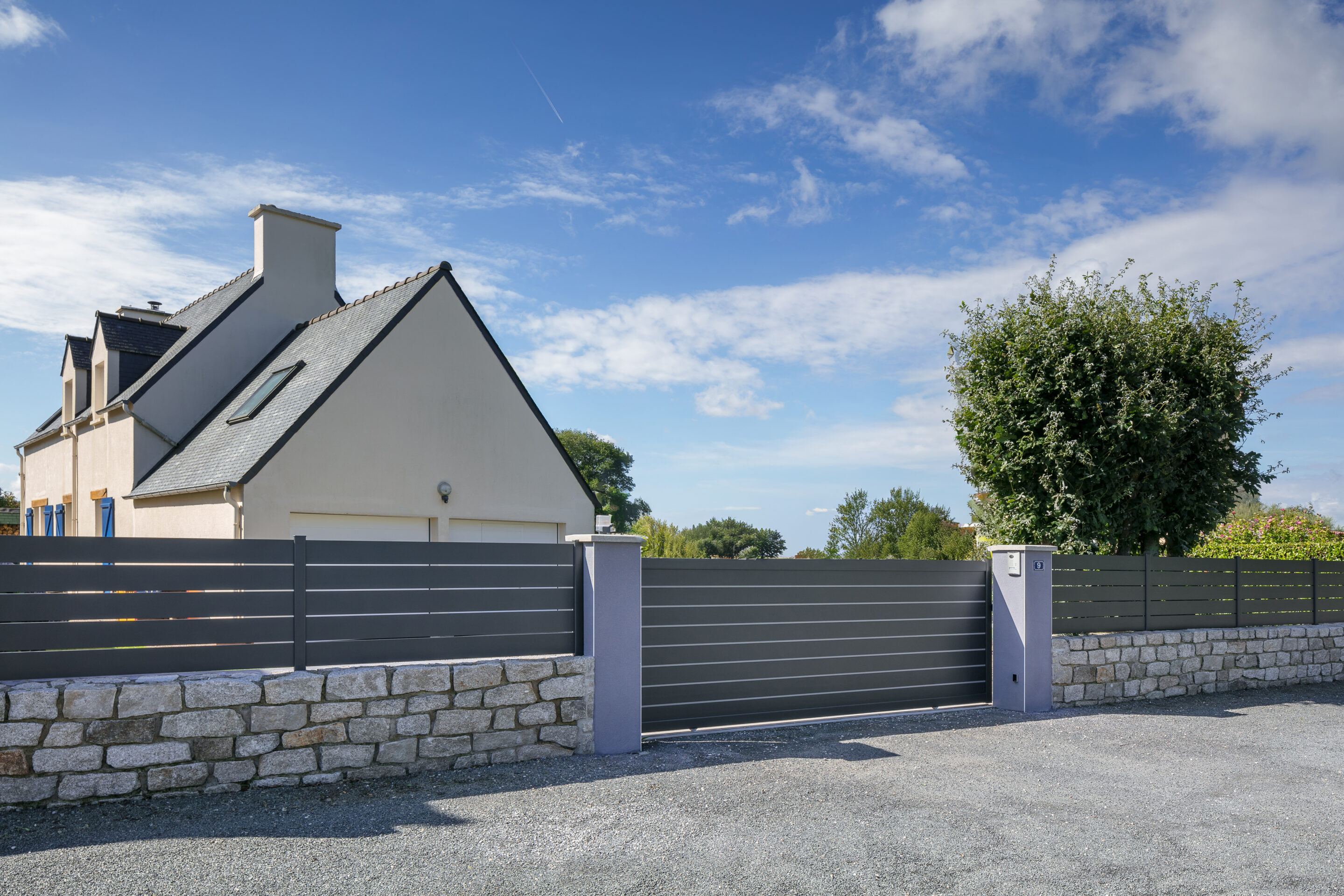 kostumRetouch aluminium contemporain portail coulissant plein orjal cloture ajouree maez 7016 copie scaled 1